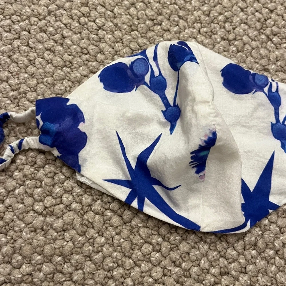 🎁 Cynthia Rowley White and Blue Face Mask